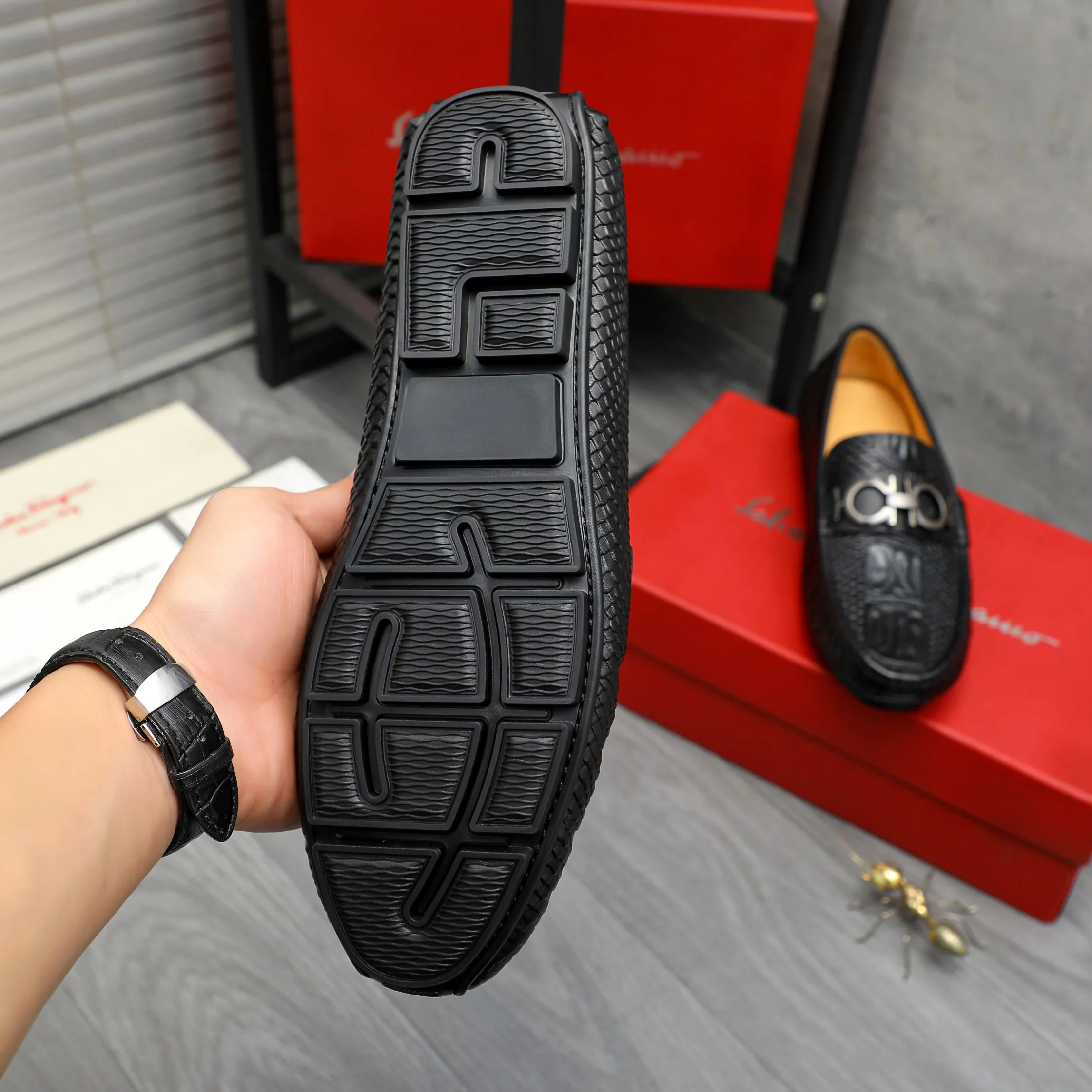 Men's shoes 💰p380 Product trademark: Ferragamo " Ferragamo ] Casual slip-on men's shoes Regular size: 38-45 Product material: Selected embossed cowhide upper, pigskin lining, rubber outsole